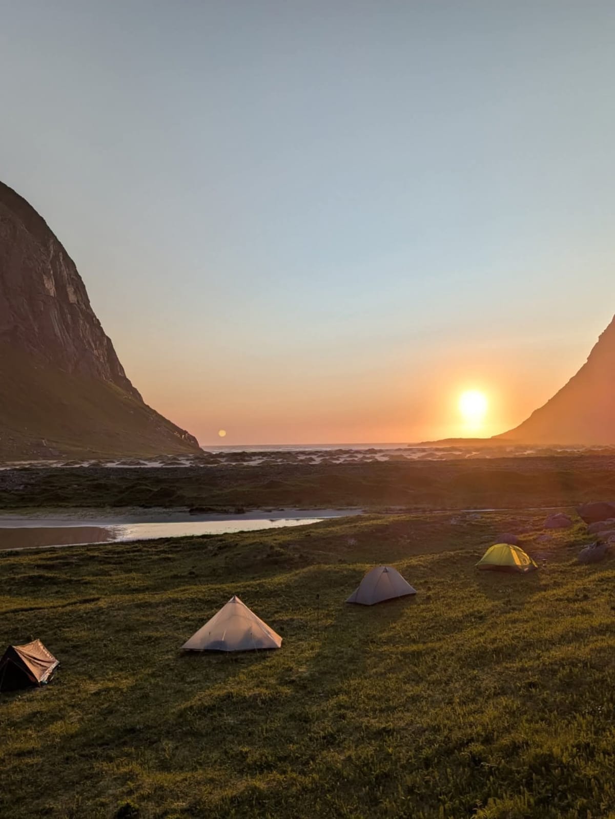 Lofoten-Trekkingtour auf den Lofoten am Sandstrand
